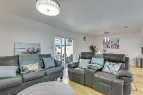 1/2 Mi to Sylvan Beach Park! Chic Townhome w/ Yard - Interiør