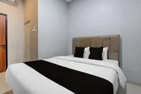 OYO 95180 Enshe Guest House Syariah - Room