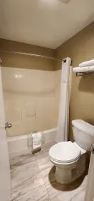 Crest Trail Lodge - Bathroom