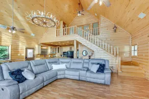 Lakefront Gladewater Retreat w/ Dock + Hot Tub! - Innenbereich