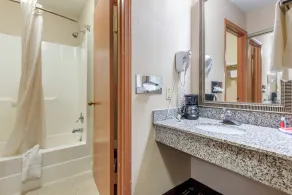 Baymont by Wyndham Lebanon IN - Bathroom