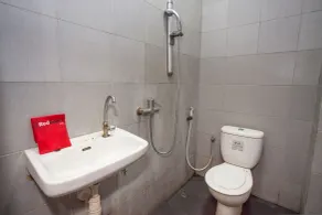 RedDoorz @ Raya Ngagel 2 - Bathroom