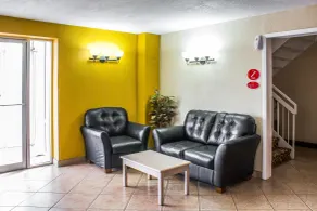 Econo Lodge Inn & Suites Walnut - Lobby