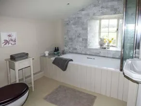 Rose Cottage - Bathroom