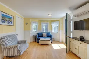 2 Mi to Beaches: Cozy Peaceful Escape w/ Deck - Intérieur