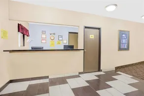 Boarders Inn & Suites by Cobblestone Hotels Waterloo Cedar Falls - Hall