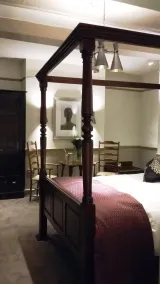 The Cardinals Hat - Room