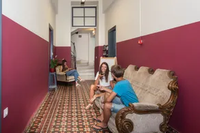 Intra Muros Hostel - Coin salon dans le hall