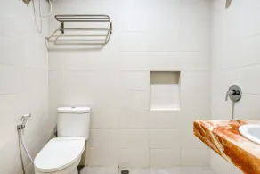RedDoorz near Ciputra World 3 - Bathroom