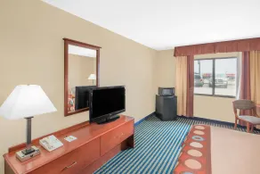 Super 8 by Wyndham Marshalltown - Room