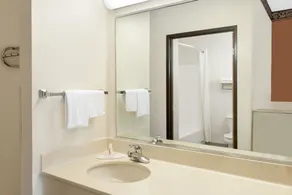 Super 8 by Wyndham Athens - Salle de bain