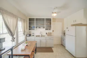 2 Mi to Zoo: Charming Apt w/ Balcony in Cleveland - Interiör