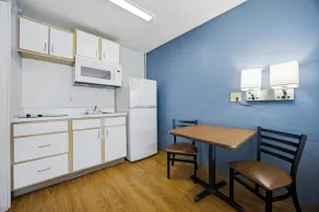 HomeTowne Studios by Red Roof Atlanta - Peachtree Corners - Chambre