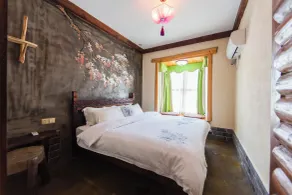Butterfly Flowers Inn- Exclusive Location,Anicent Chinese Style, 2 minutes walk to Tianmen Mount Cableway,Free pick up service over 1 nights, Free fresh coffee and tea, Free mini lunch,Free laundry,Itineary planning, Attraction Tickets Serivce in advance - Rom