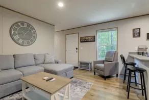 Brand New! Peaceful Wooded Retreat in Holcombe! - Parte interna