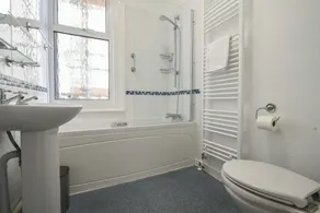 Flat 2, 10 Seafield Road - Baño