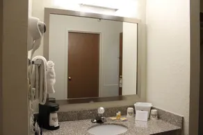 Days Inn & Suites by Wyndham Bridgeport - Clarksburg - Bathroom