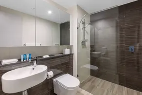 Meriton Suites Mascot Central - Bathroom