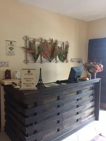 Le Monde Hostel - Suites e Camas - Recepción