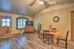Kingston House w/ Fire Pit, Short Walk to Lake! - Innvendig