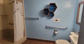 HomeTowne Studios by Red Roof Egg Harbor-Atlantic City Airport - Bathroom