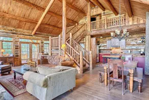 Hot Tub & Mtn Views: Woodsy Cabin in Greer - Intérieur