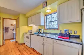 Lake House w/ Hot Tub + Fire Pit - 1 Mi to Marina! - Innvendig
