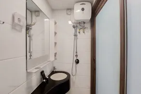 Elegant And Comfy Studio At Sky House Bsd Apartment - Bathroom