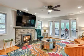 14 Mi to DC: Retreat w/ Patio & Sunroom! - Interni