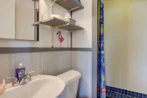Cozy Camdenton Cottage w/ Deck + Boat Dock Access! - Interiör