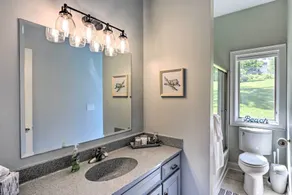 Walk to Lake: Middlefield Home w/ Fire Pit - Interiør
