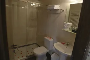 The Lodge Inn Hotel - Bathroom