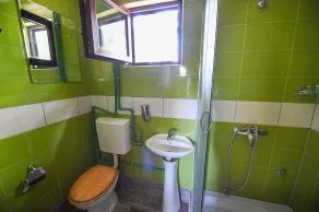 San Art Floating Hostel & Apartments - Bathroom