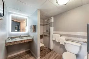 AmericInn by Wyndham Hutchinson - Bathroom