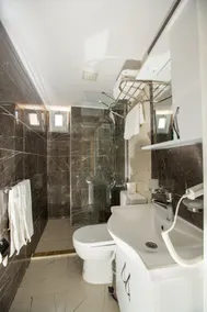 Corner Garden Hotel - Bathroom