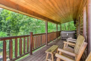 Cabin w/ Hot Tub & Deck ~ 7 Mi to Pigeon Forge! - Innvendig