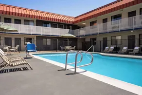 Days Inn by Wyndham Fresno South - Piscina
