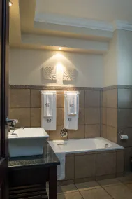 Villa Bali Luxury Guesthouse - Bathroom