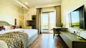BluO Luxury Stay - Medicity - Balcony, Tub, TT - Camera