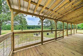 Broken Bow Cabin on 15 Acres w/ Stocked Fish Pond! - Interiør