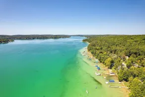 Walloon Lake Getaway w/ Fire Pit - Walk to Water! - Interiør