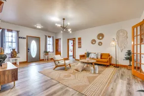 Elegant Pataskala Home w/ Hot Tub & Fire Pit! - Lobby