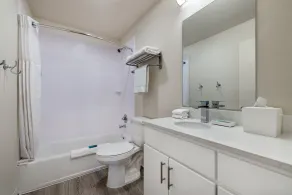Soka Suites Dallas - Las Colinas - Badeværelse