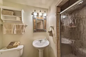 Ruidoso Condo w/ 2 Private Decks & Hot Tub! - Innvendig