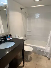 Ramada by Wyndham Marquette - Salle de bain