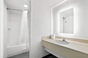 Howard Johnson by Wyndham Columbus Fort Moore - Salle de bain