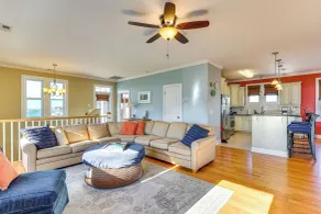 Chic Surf City Retreat w/ Pool < 1 Block to Beach! - Interiør