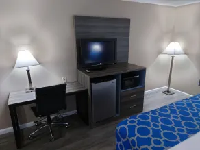 Baymont by Wyndham Adairsville - Room