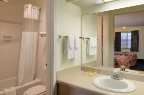 Days Inn by Wyndham KU Lawrence - Chambre