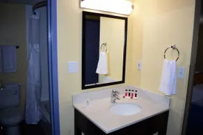 Days Inn by Wyndham Augusta - Bathroom